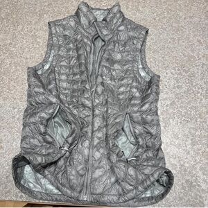 🆕 The North Face Women's Gray Quilted Vest!